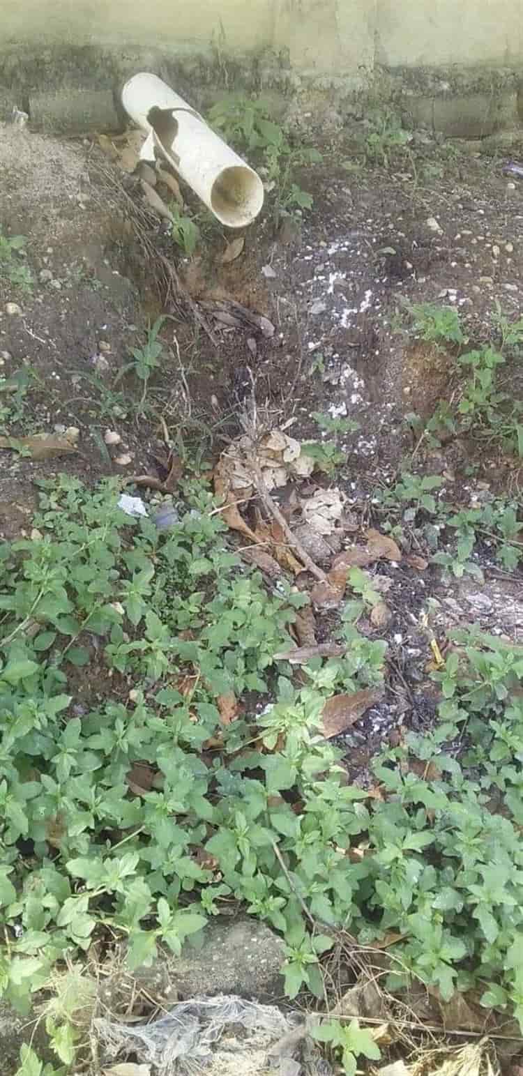 Vecinos caminan entre aguas negras en Nanchital