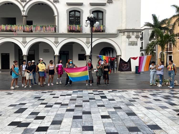 Realizan el “Besatón Lésbico” en el zócalo de Veracruz