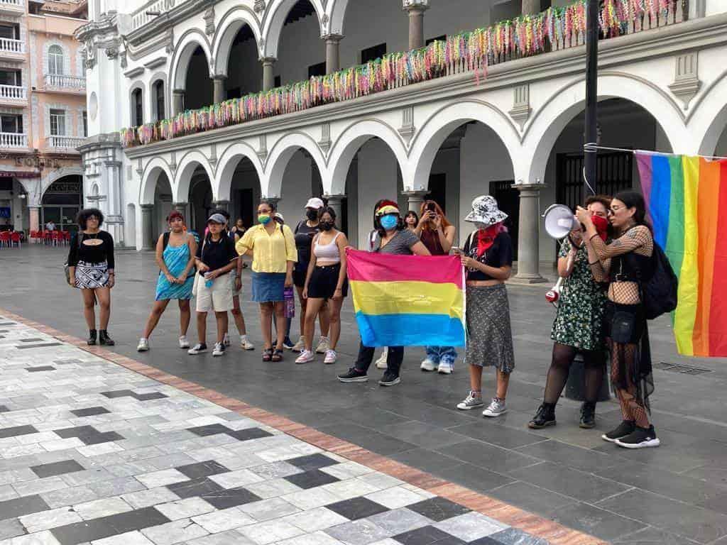 Realizan el “Besatón Lésbico” en el zócalo de Veracruz