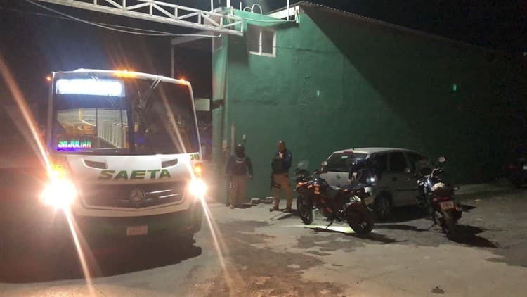 Sujeto agrede a cachazos a chofer de Saeta en Veracruz; no le quería pagar(+Video)