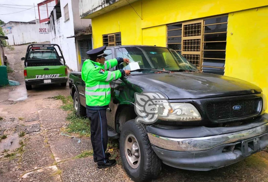 Tránsito retiran autos abandonados en calles de Agua Dulce