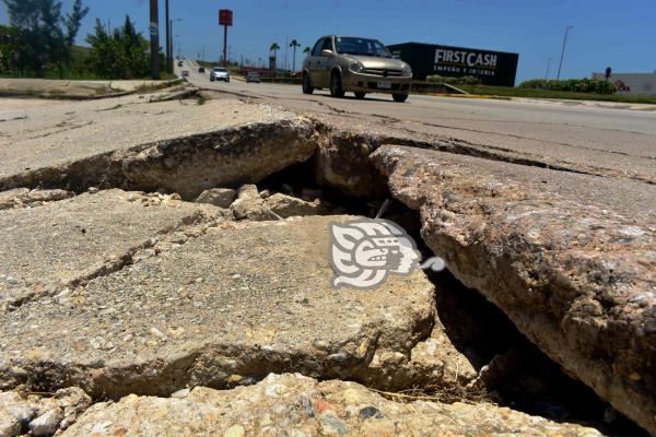¡Un peligro! Se fractura cruce que conecta fraccionamientos en Coatzacoalcos