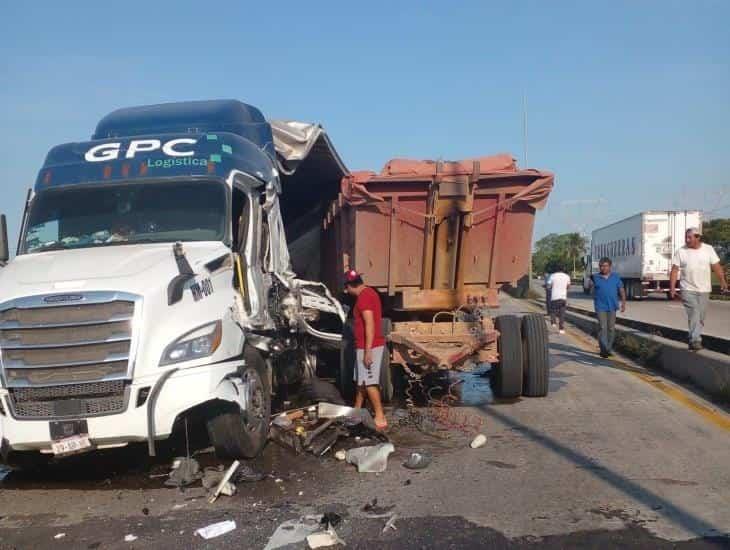 Cierran paso en Puente Coatza II por choque de camiones