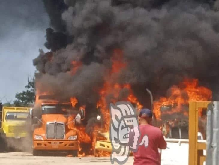 Incendio arrasa con tráileres en corralón de Veracruz (+Video)