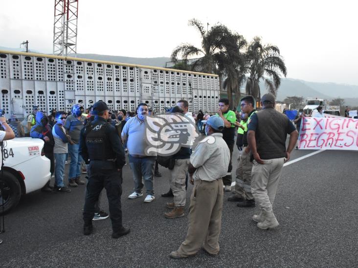 Bloquean la autopista Puebla-Orizaba, exigen la aparición de Marco Antonio (+Video)