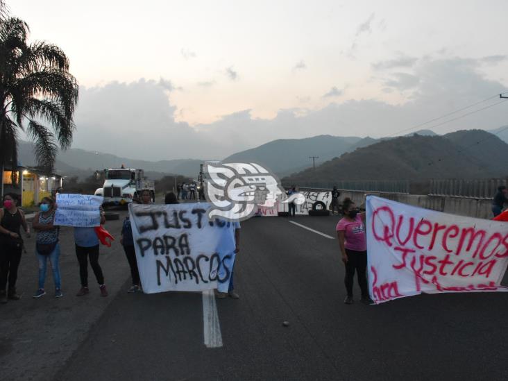 Bloquean la autopista Puebla-Orizaba, exigen la aparición de Marco Antonio (+Video)