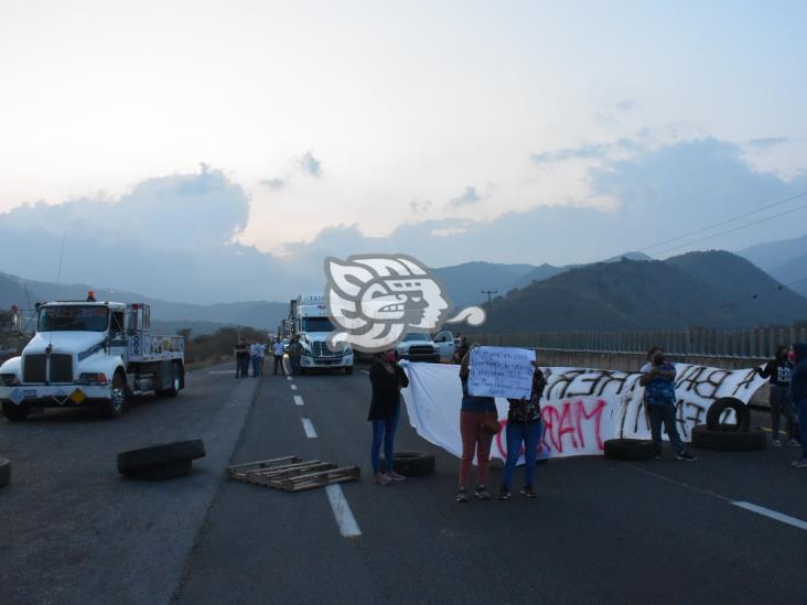 Bloquean la autopista Puebla-Orizaba, exigen la aparición de Marco Antonio (+Video)