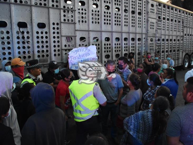 Bloquean la autopista Puebla-Orizaba, exigen la aparición de Marco Antonio (+Video)