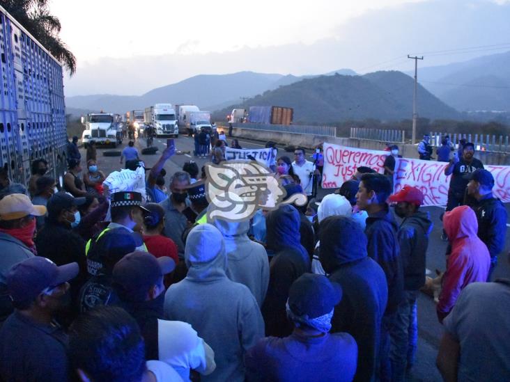 Bloquean la autopista Puebla-Orizaba, exigen la aparición de Marco Antonio (+Video)