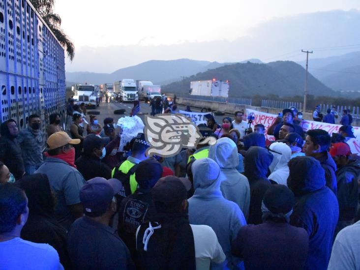 Bloquean la autopista Puebla-Orizaba, exigen la aparición de Marco Antonio (+Video)