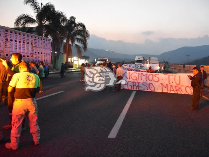 Bloquean la autopista Puebla-Orizaba, exigen la aparición de Marco Antonio (+Video)