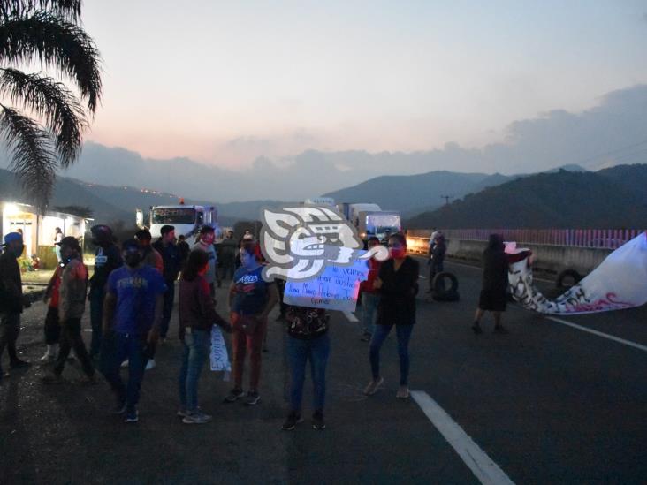 Bloquean la autopista Puebla-Orizaba, exigen la aparición de Marco Antonio (+Video)