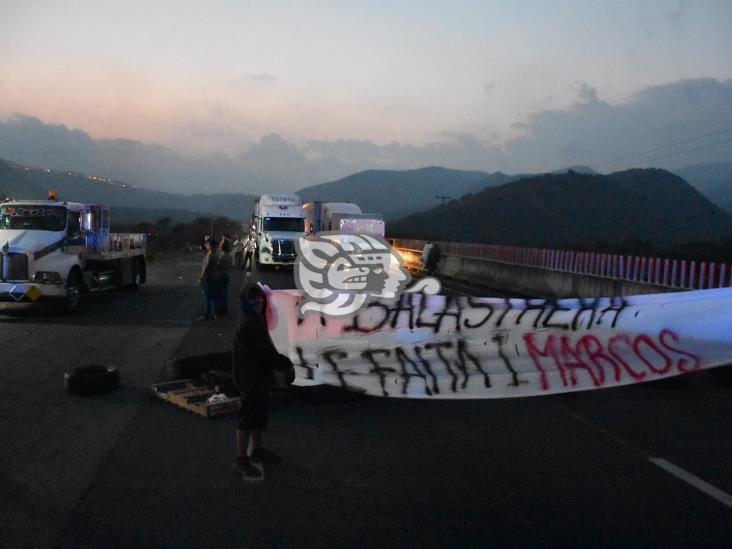 Bloquean la autopista Puebla-Orizaba, exigen la aparición de Marco Antonio (+Video)