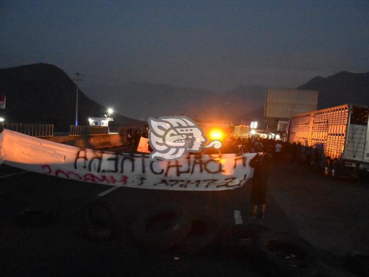 Bloquean la autopista Puebla-Orizaba, exigen la aparición de Marco Antonio (+Video)