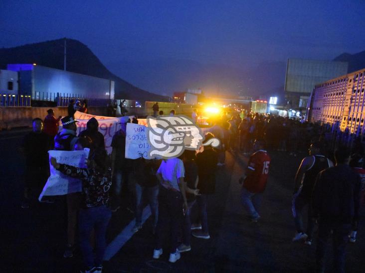 Bloquean la autopista Puebla-Orizaba, exigen la aparición de Marco Antonio (+Video)