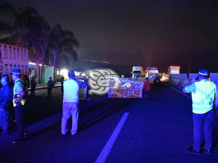 Bloquean la autopista Puebla-Orizaba, exigen la aparición de Marco Antonio (+Video)