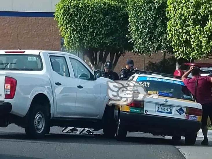 Choca en estacionamiento de centro comercial de Fortín