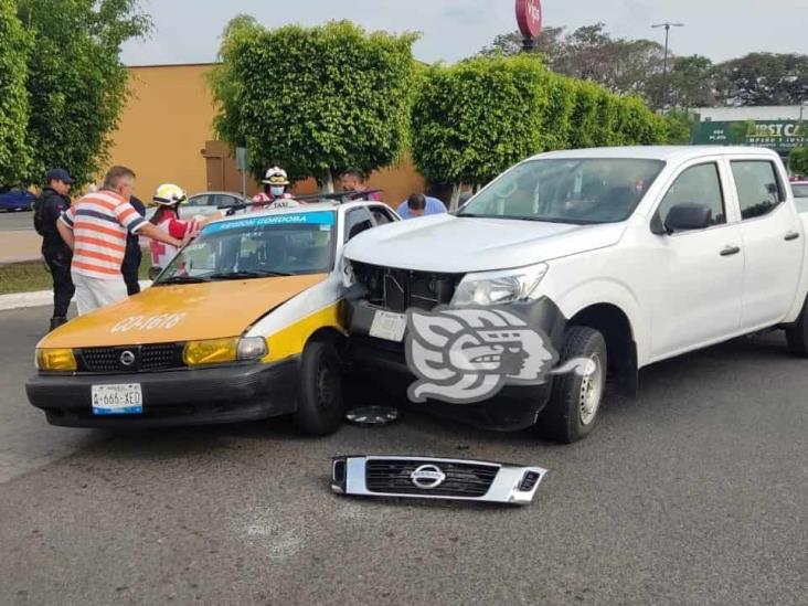 Choca en estacionamiento de centro comercial de Fortín