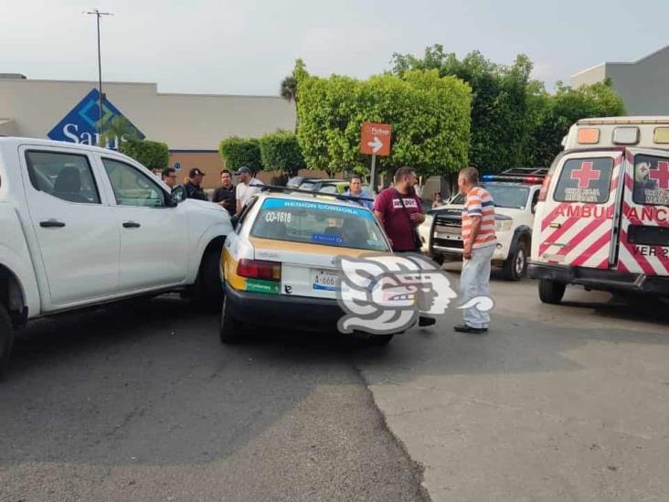 Choca en estacionamiento de centro comercial de Fortín