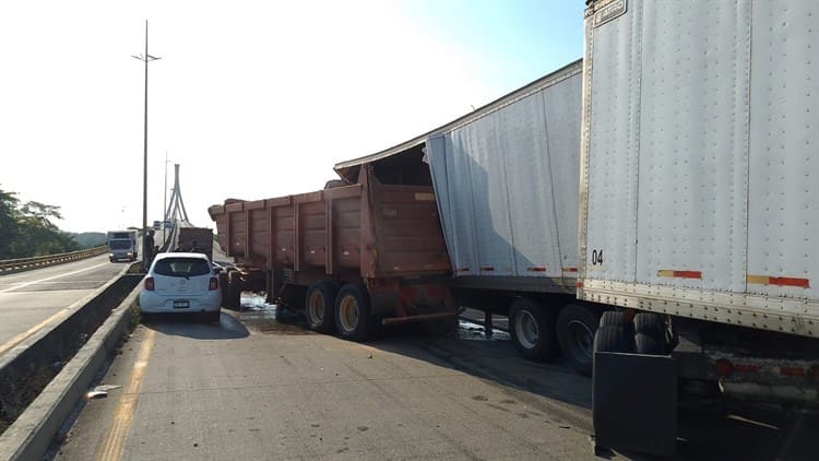 Fuerte accidente en puente Coatzacoalcos 2; cierran circulación