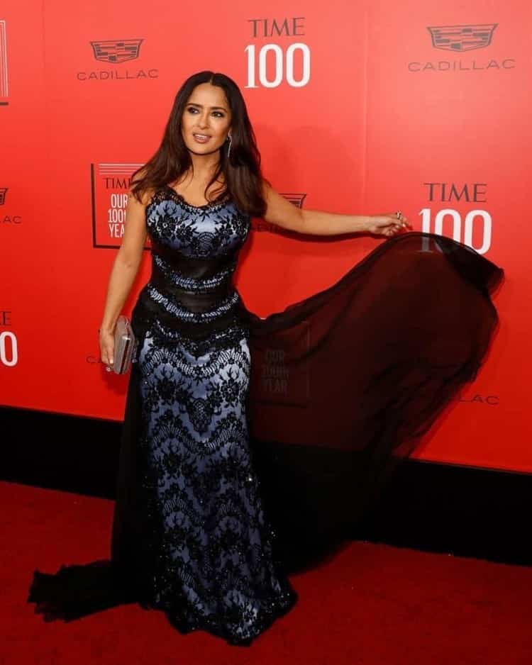 ¡Impactante! Salma Hayek luce espectacular vestido en la gala Time 100