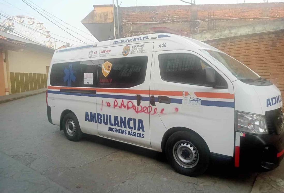 Grafitean ambulancia de SAMUV en Amatlán de los Reyes