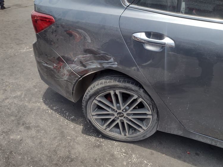 Vuelca taxi al chocar con automóvil en zona de mercados de Veracruz(+Video)