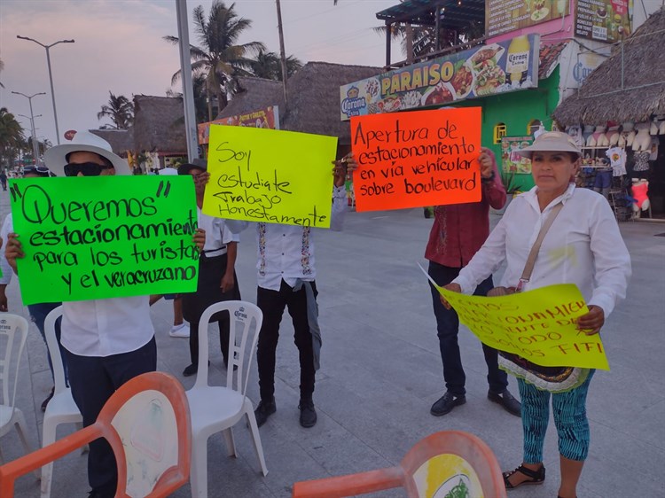 Protestan los palaperos de Villa del Mar; quieren de regreso su “estacionamiento”