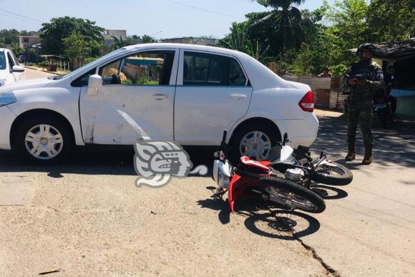 Joven se da a la fuga tras chocar vehículo en Acayucan; termina derrapado tras huida
