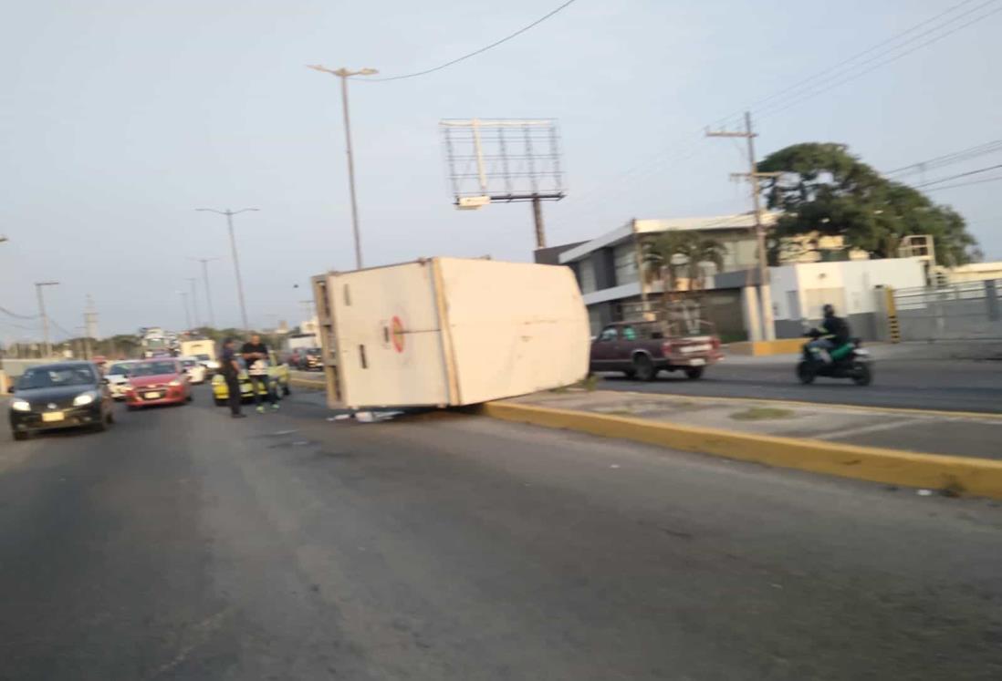 Vuelca camioneta bajando el distribuidor vial Cabeza Olmeca, en Veracruz