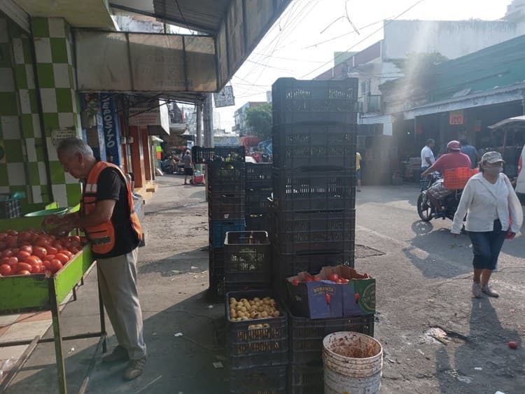 ¡Para ellos no es desperdicio! rescatan frutas y verduras en mercado de Veracruz