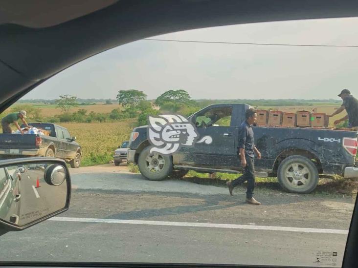 ¡Para el puente!; ‘rapiñan’ cerveza tras choque y volcadura en La Tinaja - Cosoleacaque