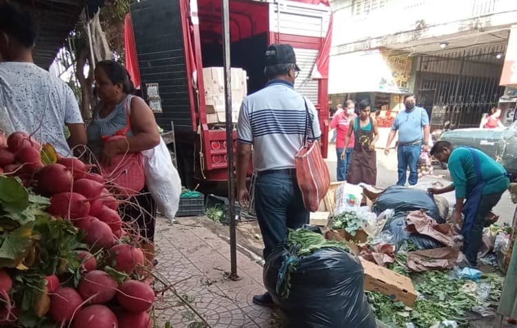 ¡Para ellos no es desperdicio! rescatan frutas y verduras en mercado de Veracruz