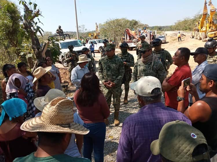 Bloquean tramo en Oaxaca tras desalojo en obra del Interoceánico