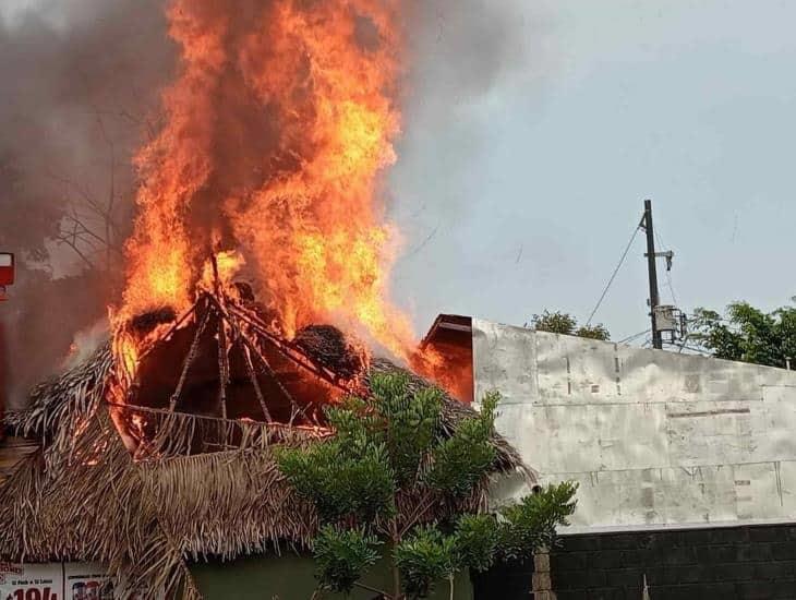 Prende en llamas bar La Palapa en San Andrés Tuxtla