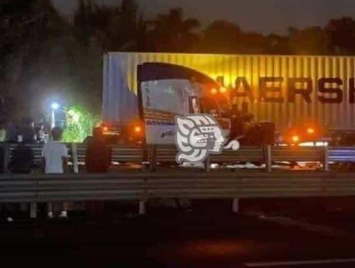 ¡Viajaba a exceso de velocidad! Tráiler se accidenta en la Orizaba- Córdoba