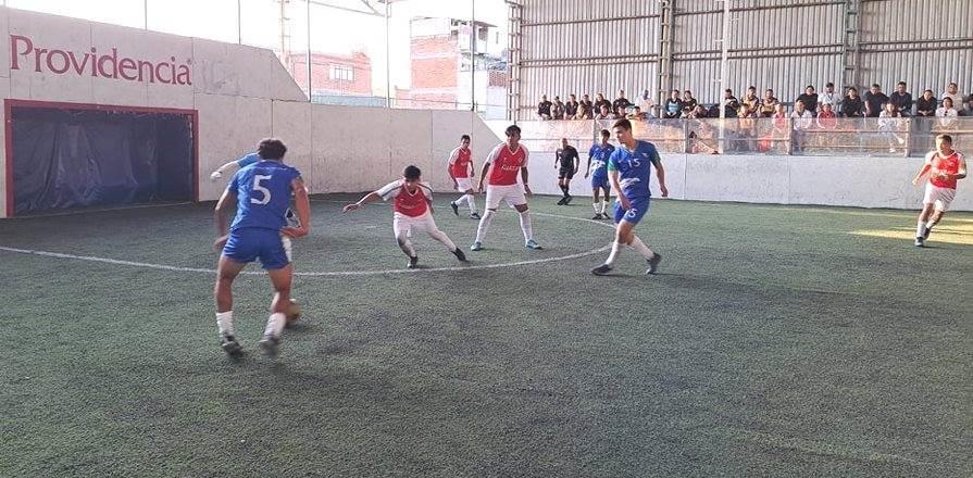 Brilla Halcones UV en futbol con bardas