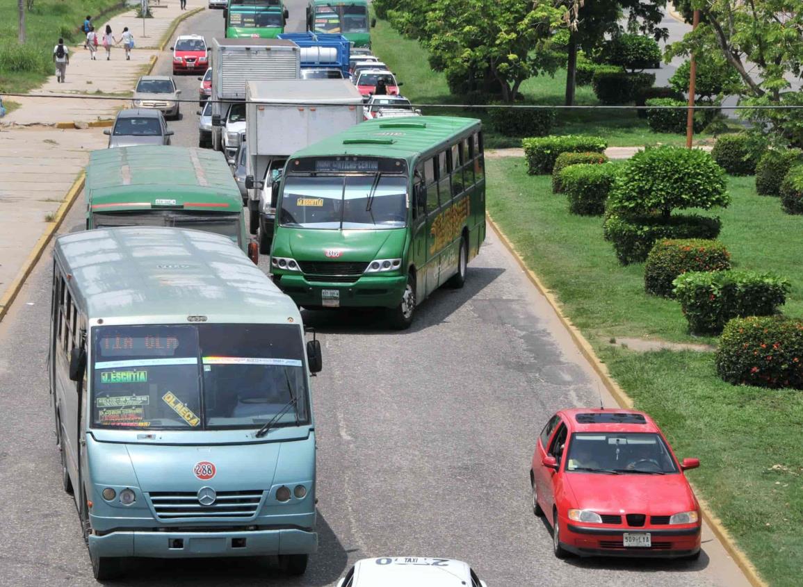 Bolsean a obrero en camión urbano en Coatzacoalcos