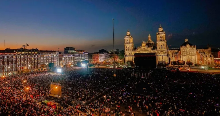 Miles llenan el Zócalo para disfrutar del concierto de Rosalía