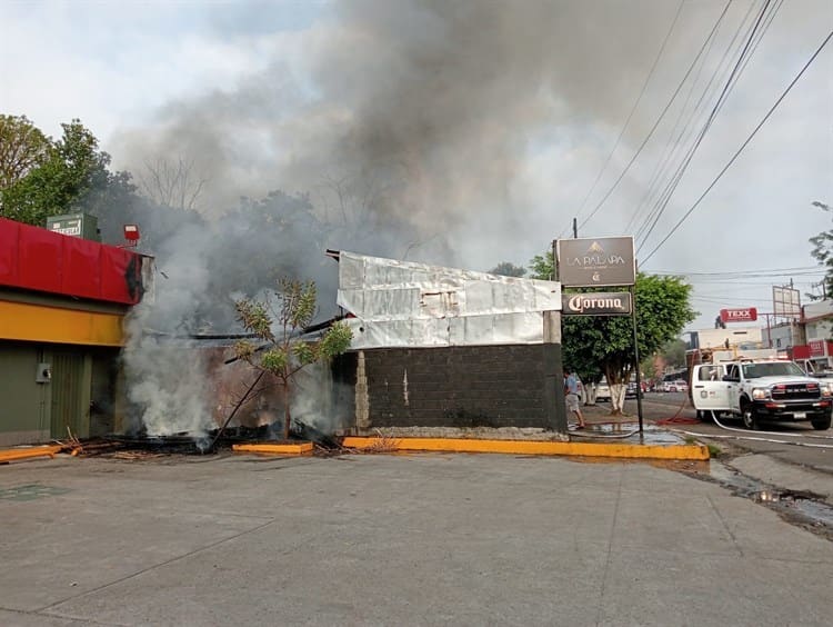 Prende en llamas bar La Palapa en San Andrés Tuxtla