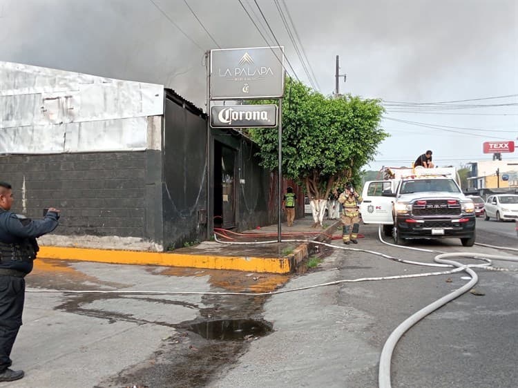 Prende en llamas bar La Palapa en San Andrés Tuxtla