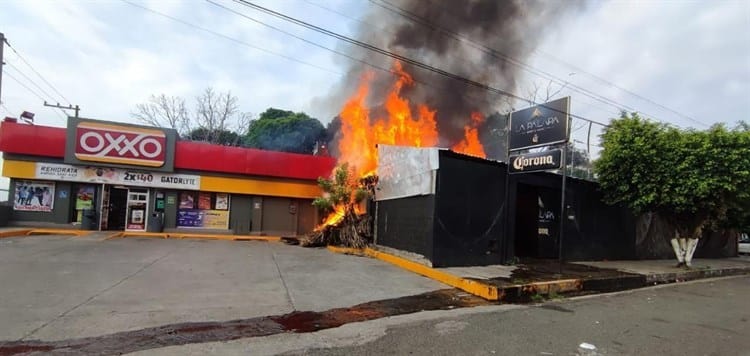 Prende en llamas bar La Palapa en San Andrés Tuxtla