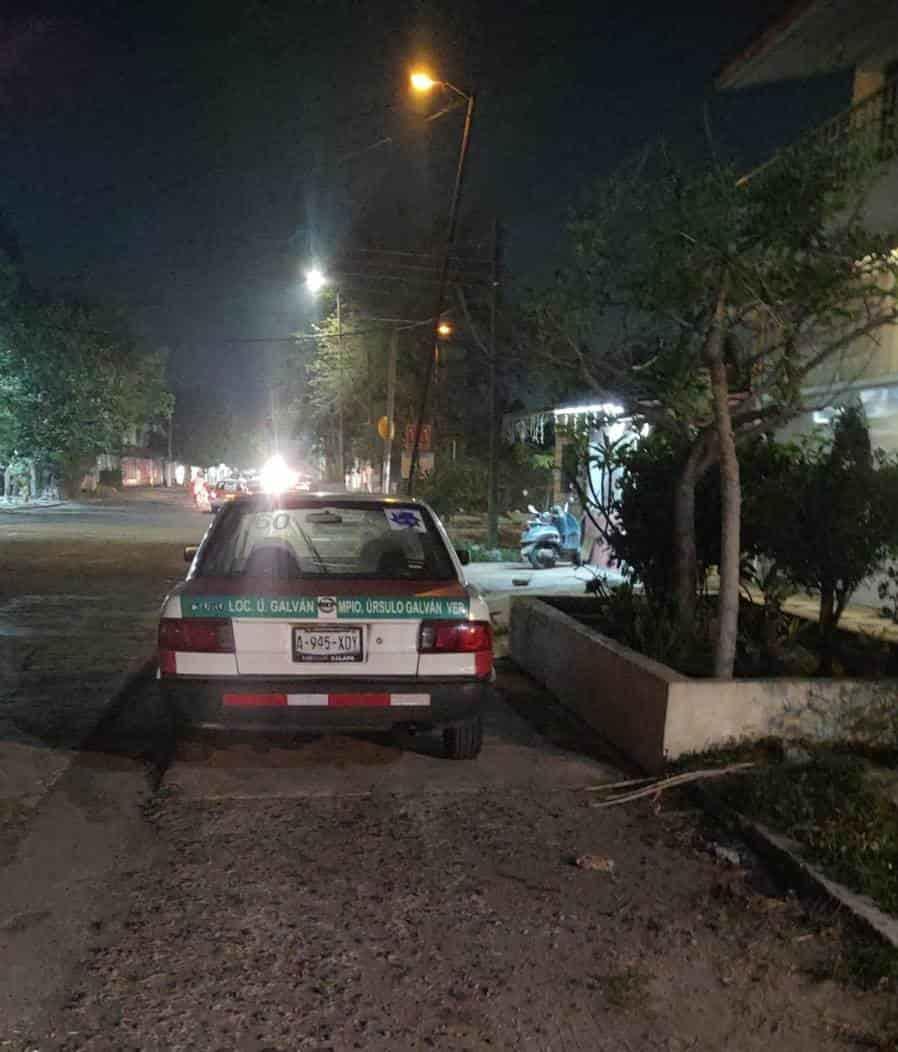 Roban taxi de Úrsulo Galván y lo abandonan en Cardel