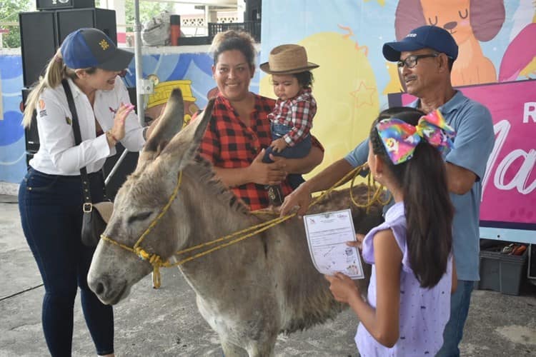 Registran mascotas en Úrsulo Galván por el Día del Niño