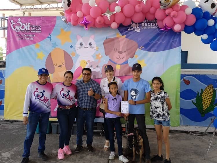 Registran mascotas en Úrsulo Galván por el Día del Niño