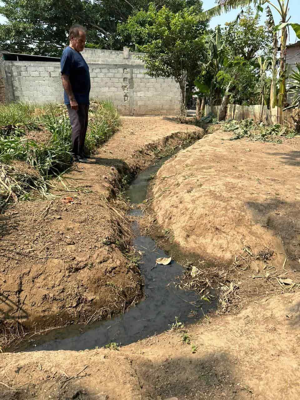 Llevan 3 meses entre aguas negras que brotan desde sus casas en Jamapa