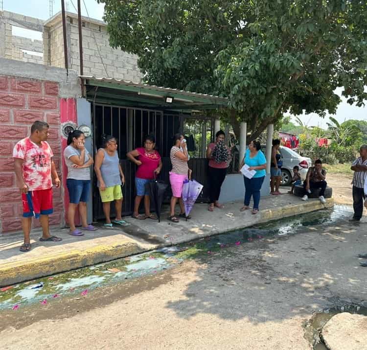 Llevan 3 meses entre aguas negras que brotan desde sus casas en Jamapa