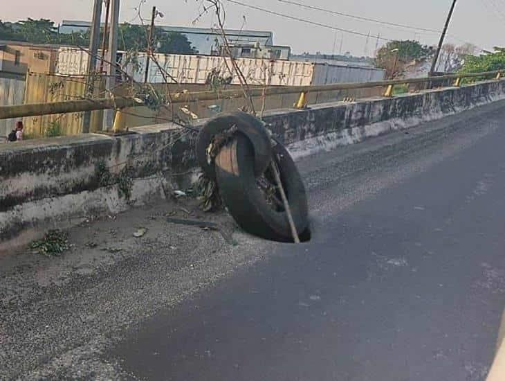 Socavones en el puente Joroba; los tapan con ramas y llantas