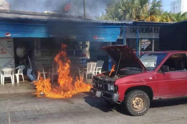 ¡Por el calor! Camioneta arde en llamas frente a local de caldos