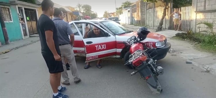 Se impacta moto contra taxi en Coatzacoalcos